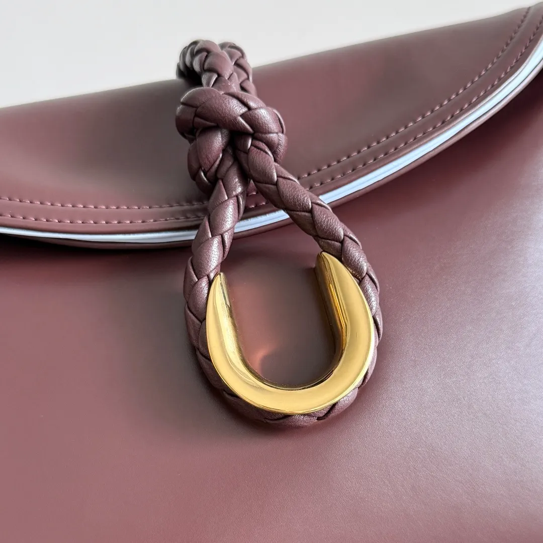 Batch 1520 Inspired by the 1970s, the Bottega Veneta women's logo shoulder bag has a smooth leather surface that brings a clean and handsome feel, just like the neatness and tenacity of a working woman. The front buckle has high-quality hardware pendant body, the overall retro elegance, and the excellent leather feels soft. This Bottega Veneta series can be described as beautiful, weakening the complexity of the outfit, not competing for it, and only using the best quality to interpret itself. Style number: 806030 (small size) Size: 27*16*6cm